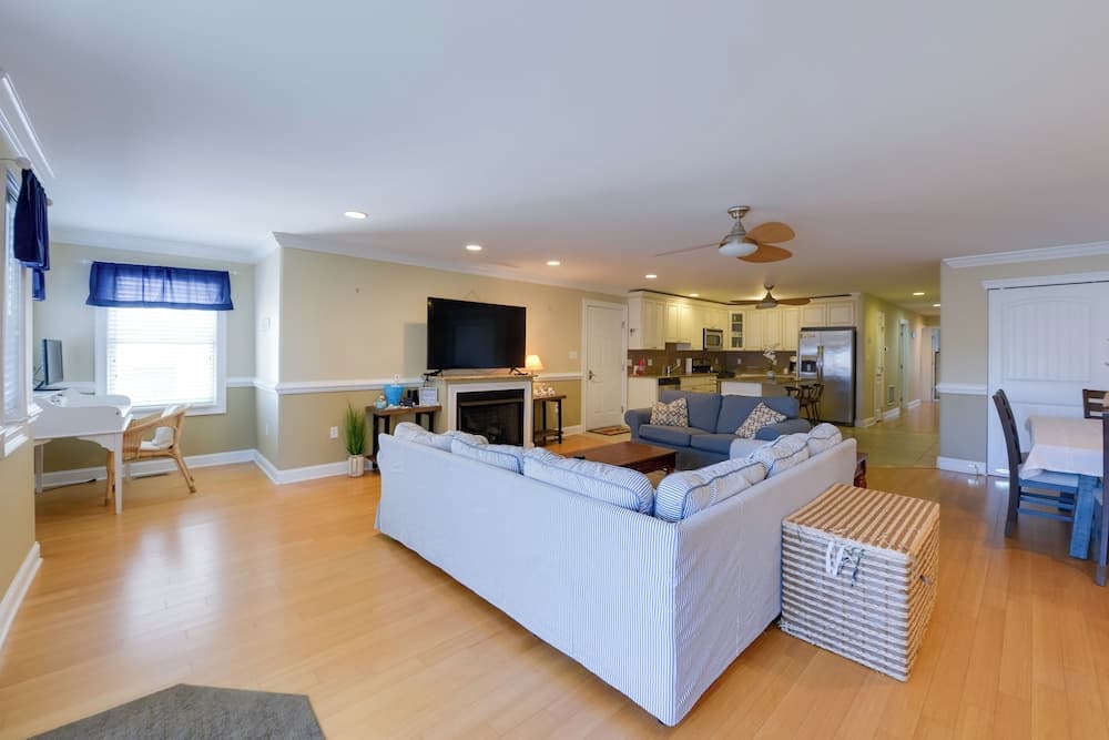 Spacious Wildwood Townhome w/ Covered Balcony