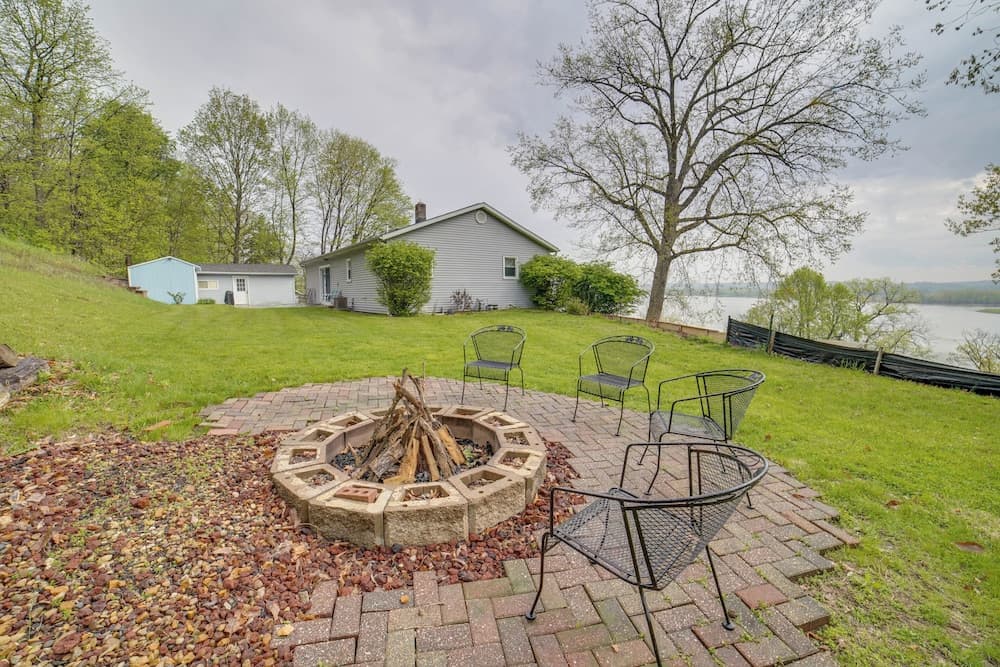 Watch the Sunrise at This Quaint Lake-view Cottage