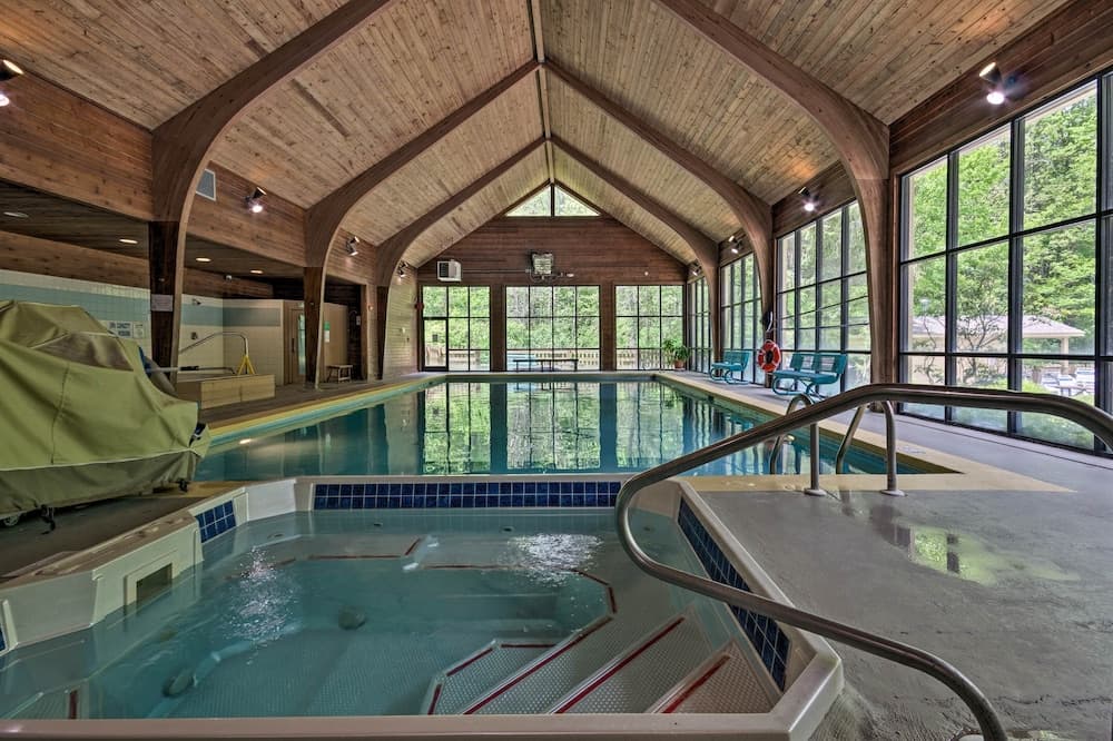 Private Sapphire Valley Resort Cabin w/ Mtn Views!