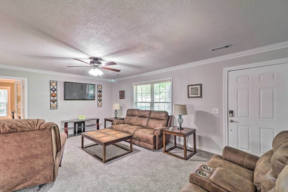 Charming Retreat < 2 Mi to Cranfield Marina!