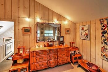 West Dover Vacation Rental w/ Hot Tub Near Mt Snow