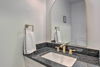 Welcoming Ohio Getaway < 9 Mi to Dtwn Toldeo!