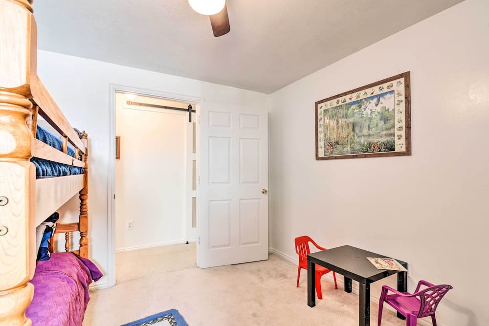 Pet-friendly Aurora House w/ Mountain Views!