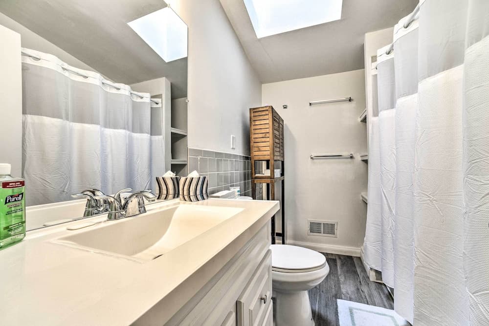 Bright Ann Arbor Home w/ Yard, 3 Mi to U of M