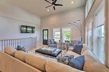 Fantastic House: Balcony, Steps to Lake Como!