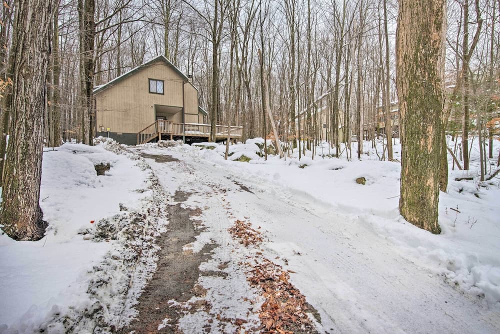 Cozy Lake Ariel Home w/ Community Amenities!