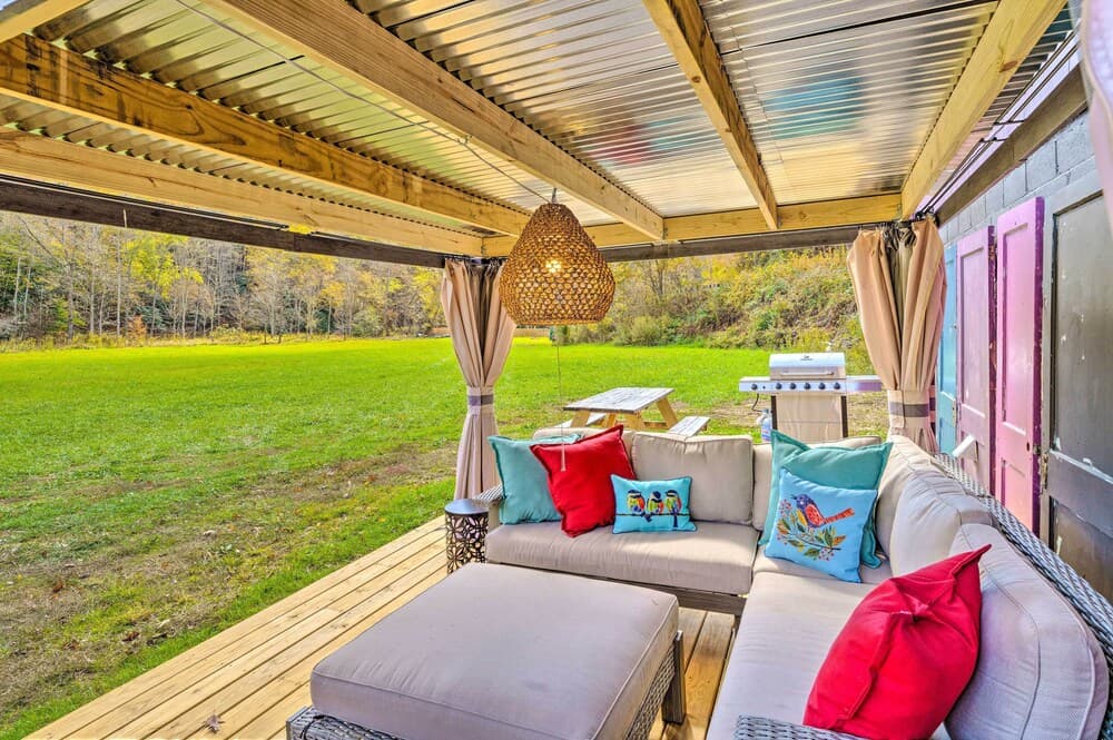 Colorful Bakersville Cottage: Views, Pets Allowed!