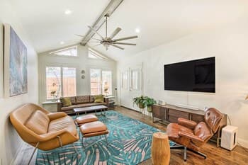 Stylish Home w/ Gym ~ 1 Mi to Dallas Zoo!