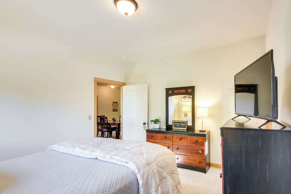 Cozy Livingston Condo w/ Balcony & Mtn View!