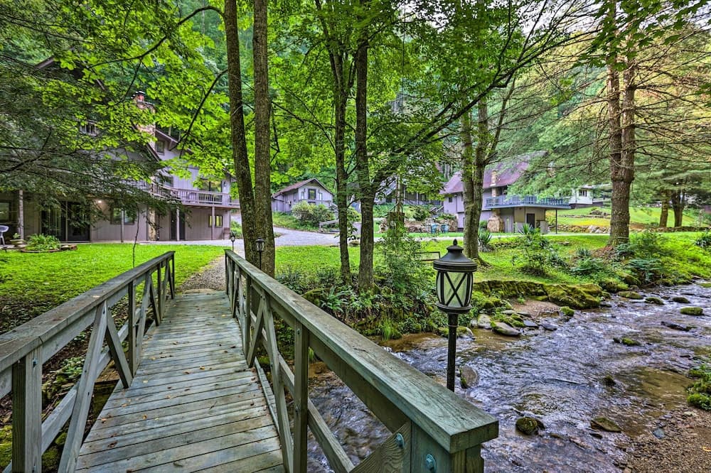 Peaceful Roan Mountain Escape: On-site Creek!
