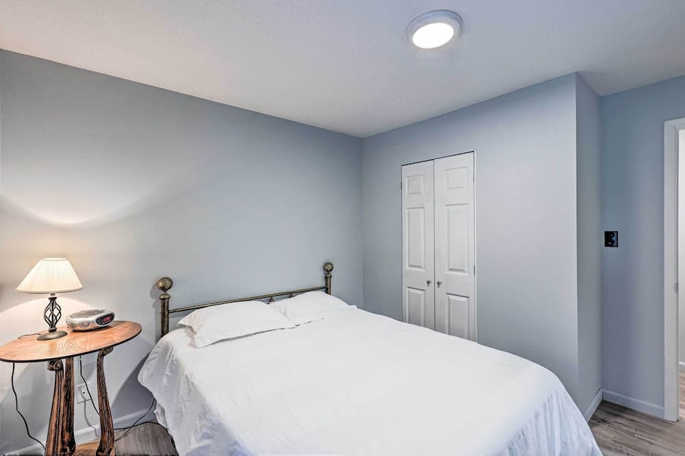 Peaceful Roan Mountain Escape: On-site Creek!