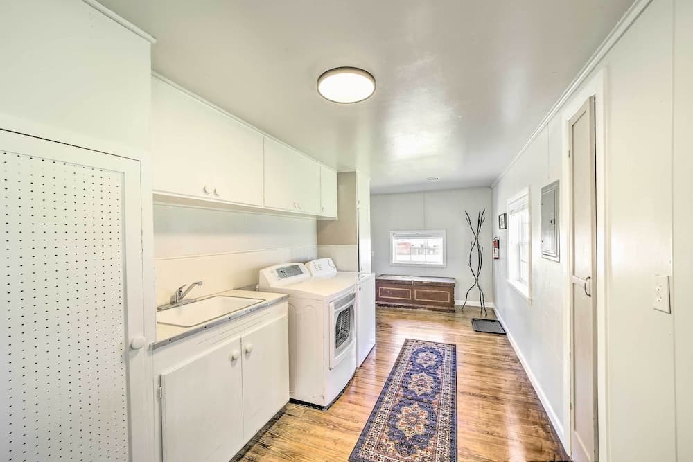 Lake Eufaula Retreat w/ Fire Pit, Near Main St!