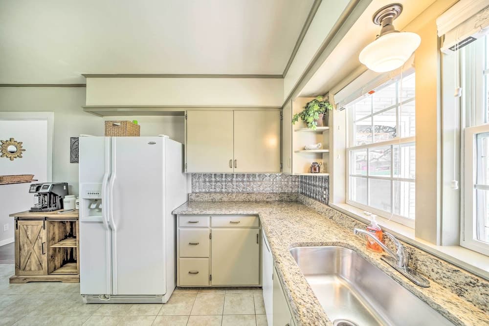 Lake Eufaula Retreat w/ Fire Pit, Near Main St!