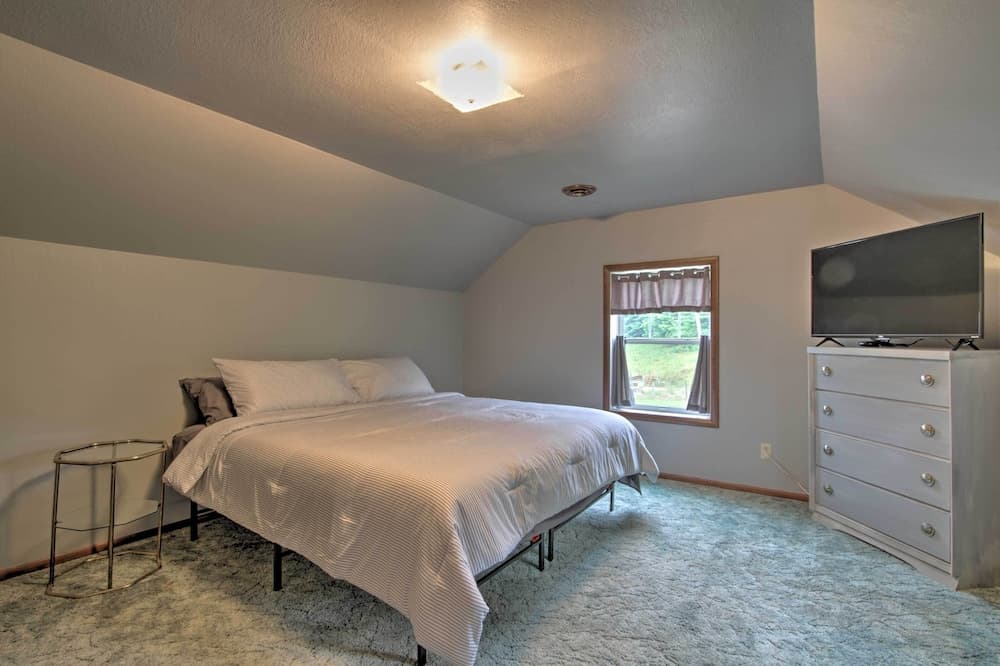 Pet-friendly Spring Grove Home w/ Serene Yard!