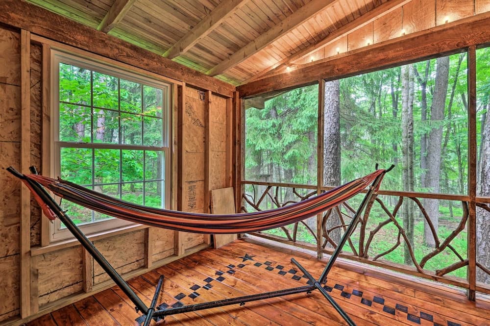 Trails & Creek On-site: Tranquil Greentown Cabin