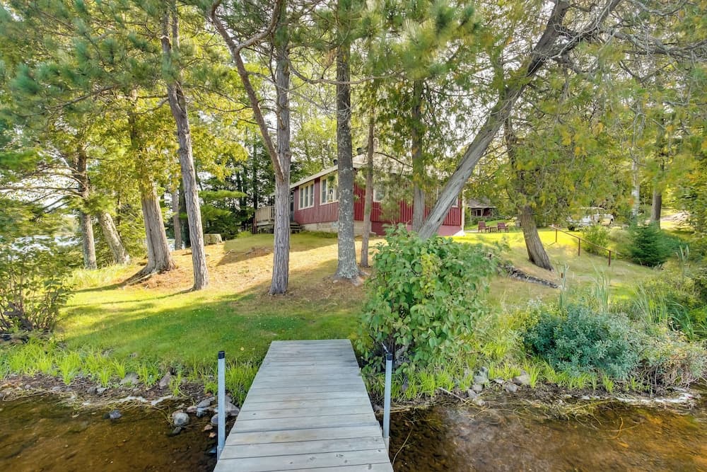 Cozy Lakefront Cabin w/ Indoor Gas Fireplace!