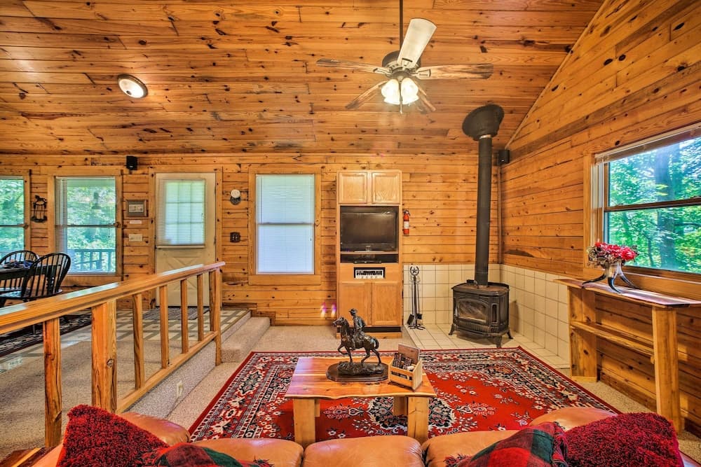 Secluded Studio w/ Deck ~ 8 Miles to Beaver Lake!