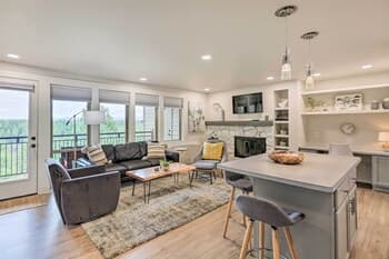 Quaint Bend Condo w/ Pool & Hot Tub Access!