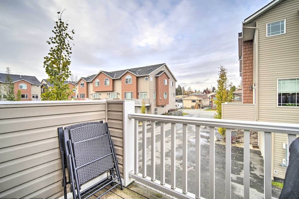 Sleek Escape w/ Balcony < 1 Mi to 5th Avenue!