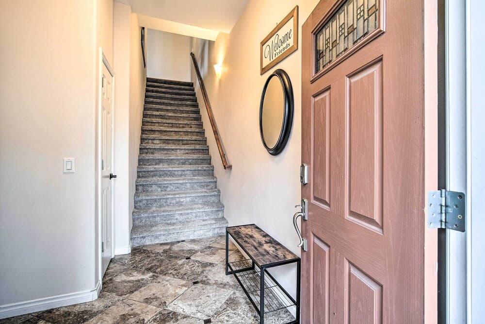 Sleek Escape w/ Balcony < 1 Mi to 5th Avenue!