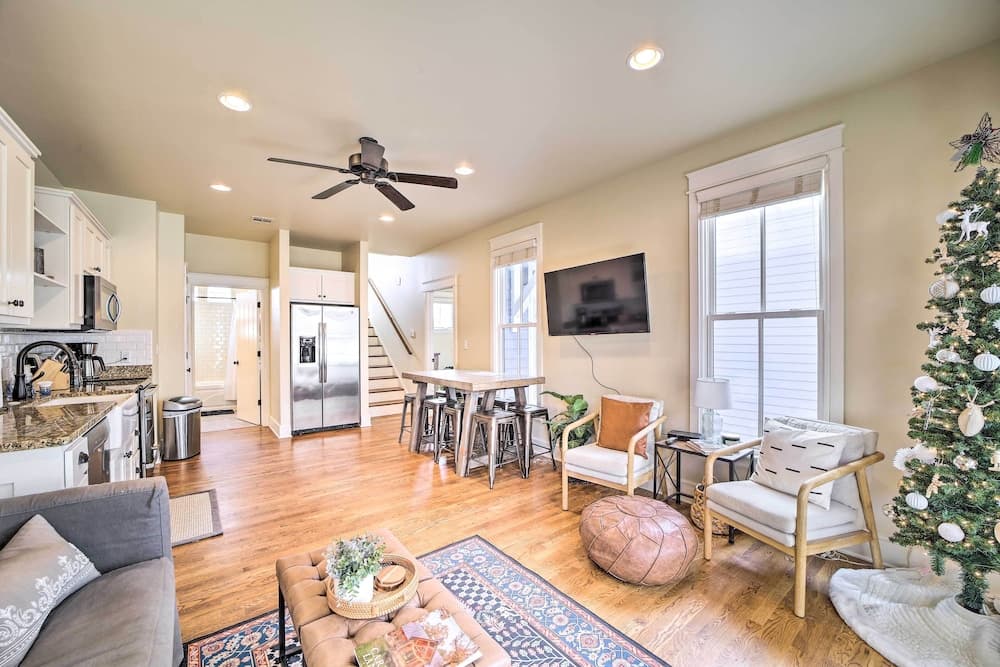 Carlton Landing Home: Walk to Lake & Parks!