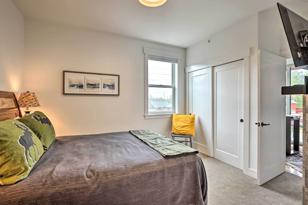 Grand Lake Condo w/ Balcony & Mountain Views