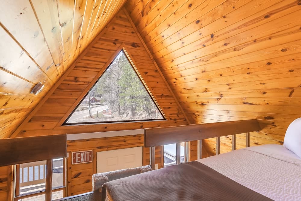 Cozy Keystone Cabin: Hot Tub, 3 Mi to Mt Rushmore!
