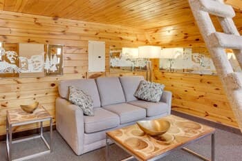 Cozy Keystone Cabin: Hot Tub, 3 Mi to Mt Rushmore!