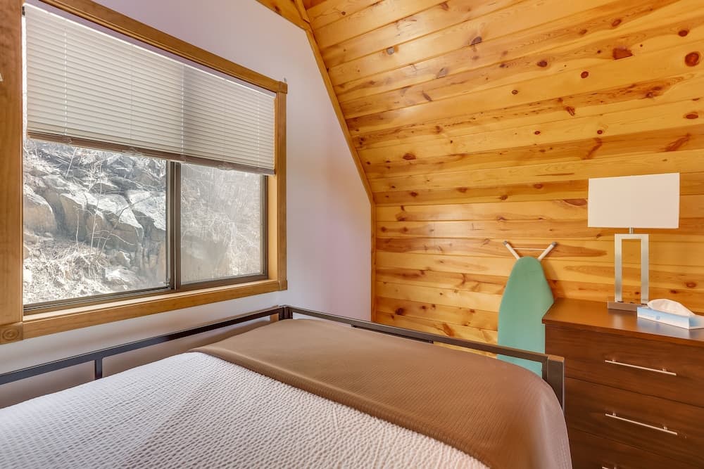 Cozy Keystone Cabin: Hot Tub, 3 Mi to Mt Rushmore!
