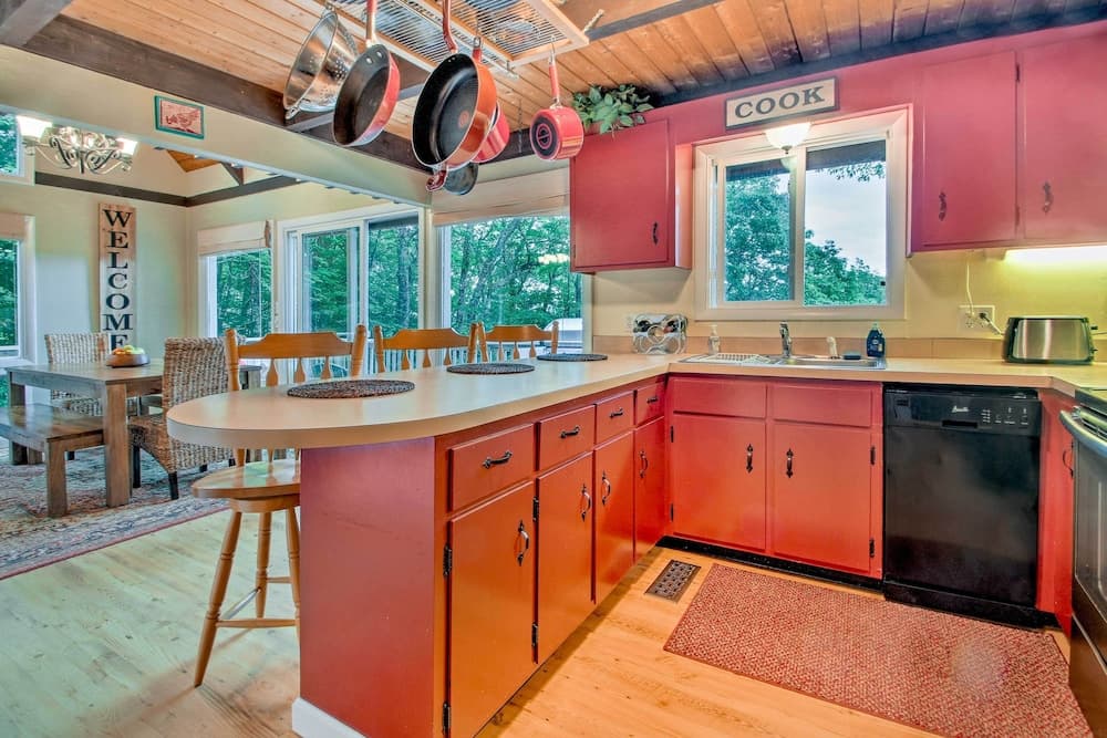 Conway Area Chalet w/ Mountain Views & Fire Pit!