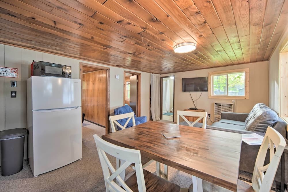 Cozy Cabin w/ Deck & Private Dock on Nelson Lake!