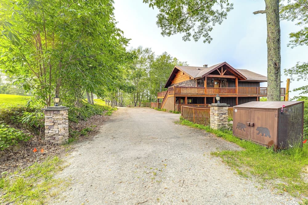 Beech Mountain Home w/ Game Room & Mountain Views!