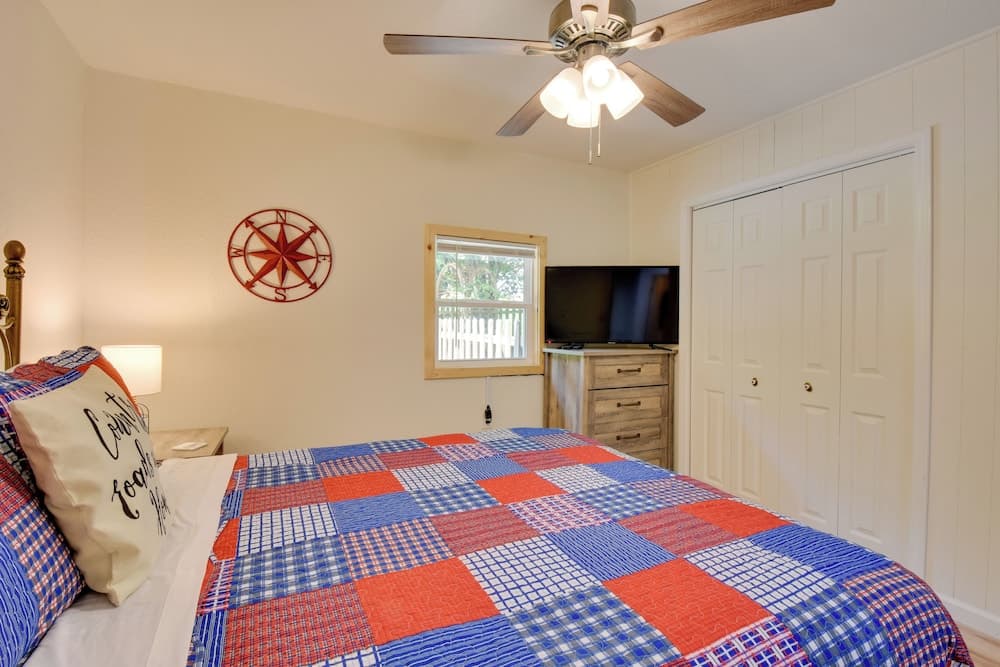 Grand Murphy Cabin w/ Fire Pit & Game Room!