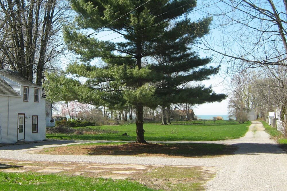 Eastlake Home w/ Patio < 1 Mi to Lake Erie!