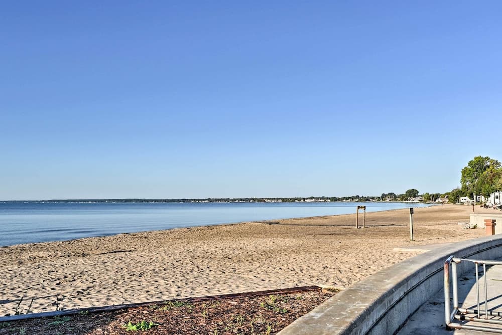 East Tawas Apartment Near Lake Huron & Downtown!