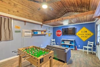 1920s Corsicana Home - Spacious Group Getaway!