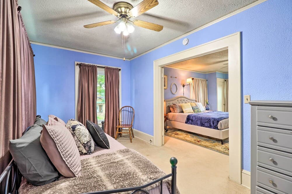 1920s Corsicana Home: Group Getaway Near Downtown!