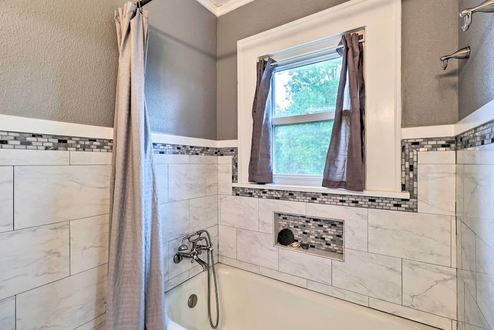 1920s Corsicana Home: Group Getaway Near Downtown!