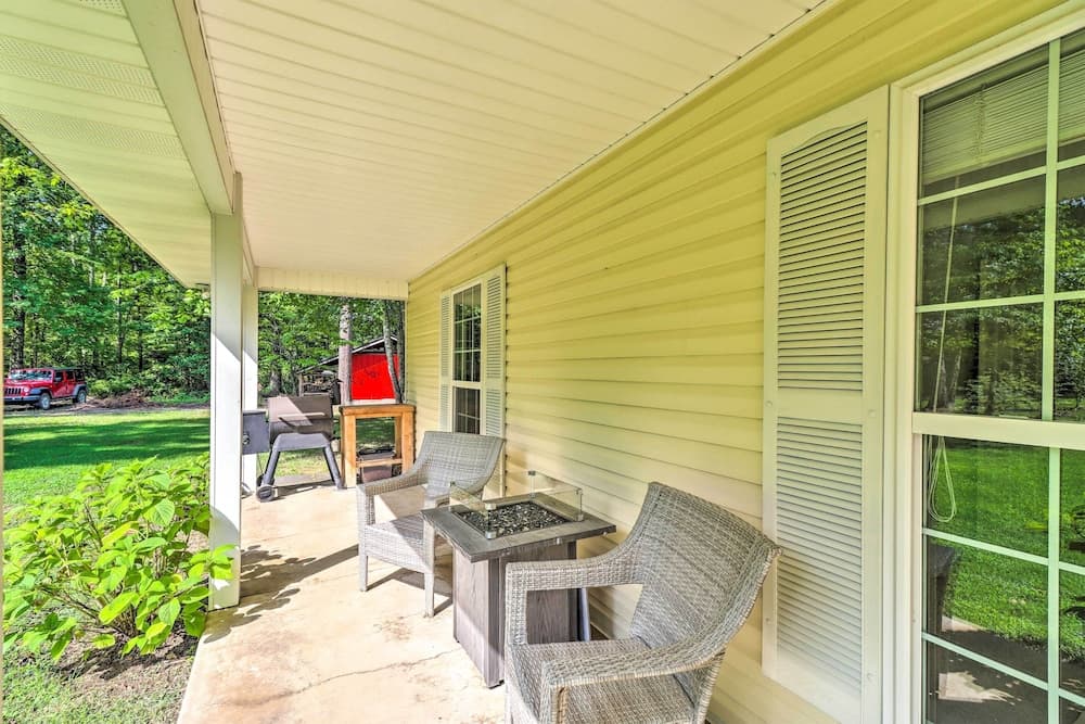 Higden Home w/ Furnished Porch, Spacious Yard