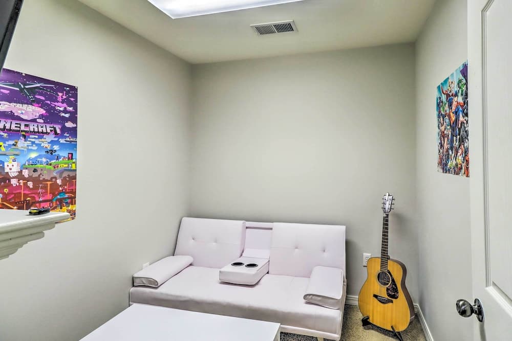 Higden Home w/ Furnished Porch, Spacious Yard