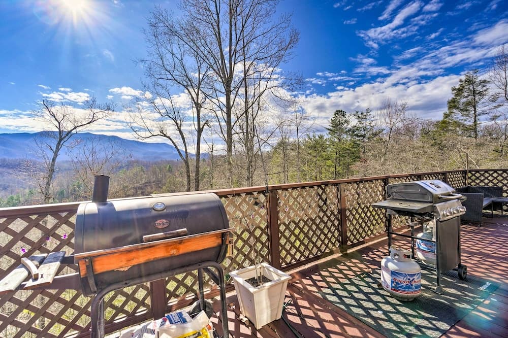 Gatlinburg Mountain-view Cabin: 5 Mi to Downtown