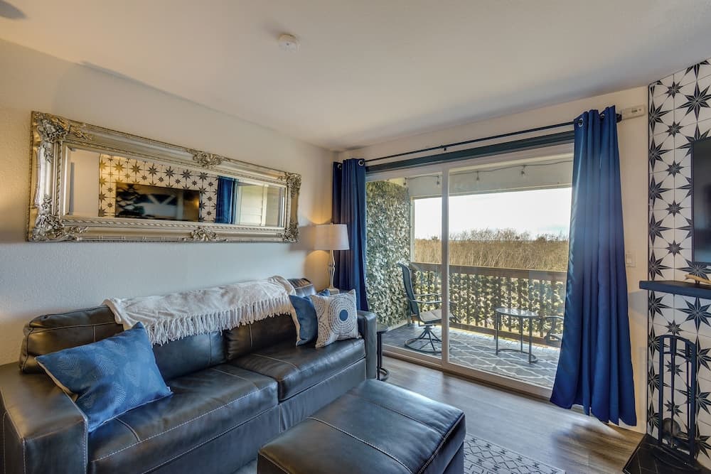 Walk to the Beach: Ocean Shores Condo!