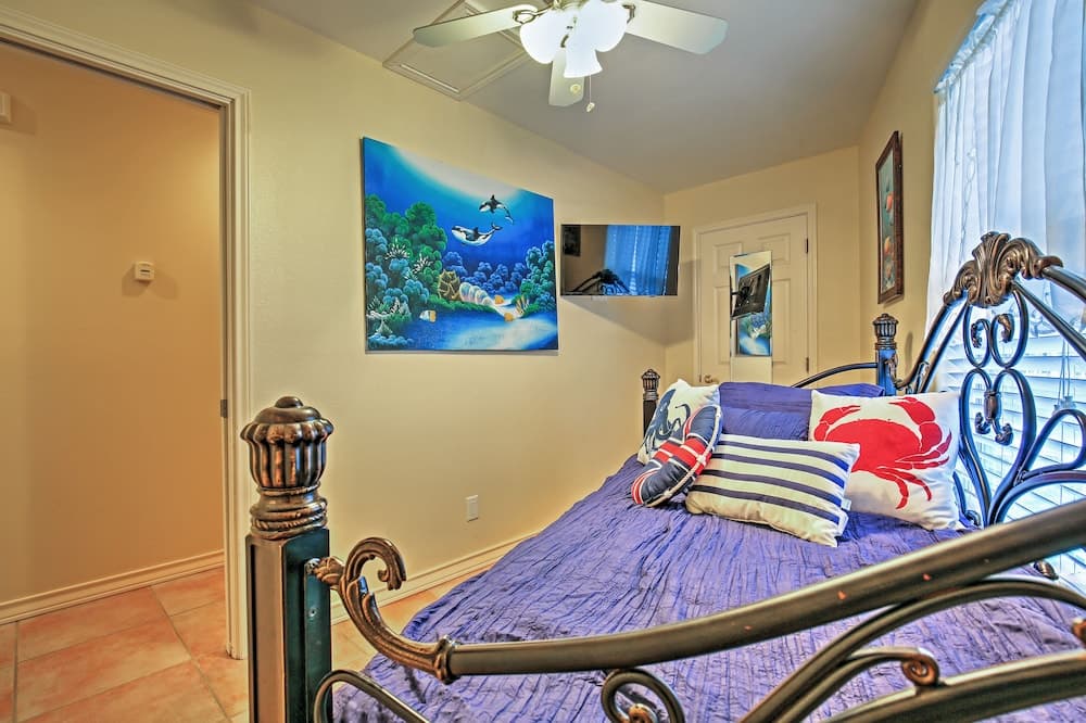 5 Mi to South Padre Island: Port Isabel Cottage!