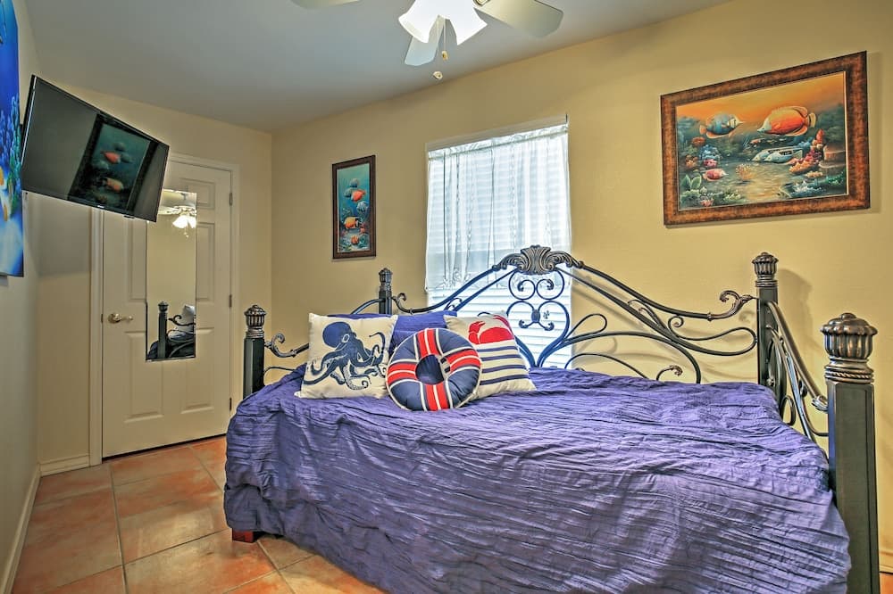 5 Mi to South Padre Island: Port Isabel Cottage!