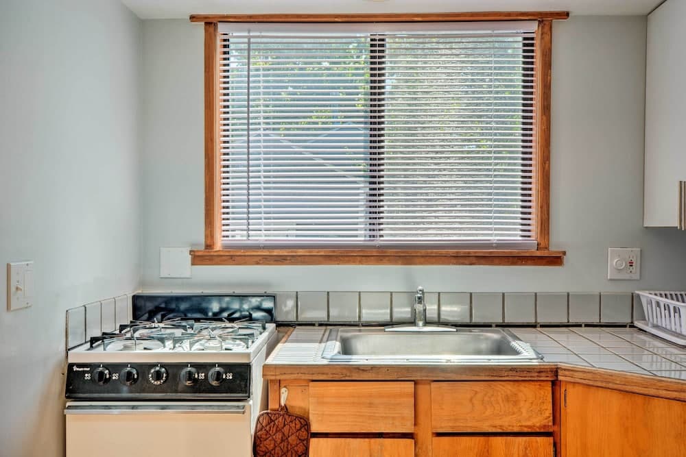 Warm & Inviting Ashland Cottage < Half-mile to SOU