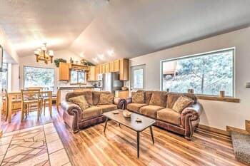 'tall Pines Treehouse' w/ Deck & Hot Tub!