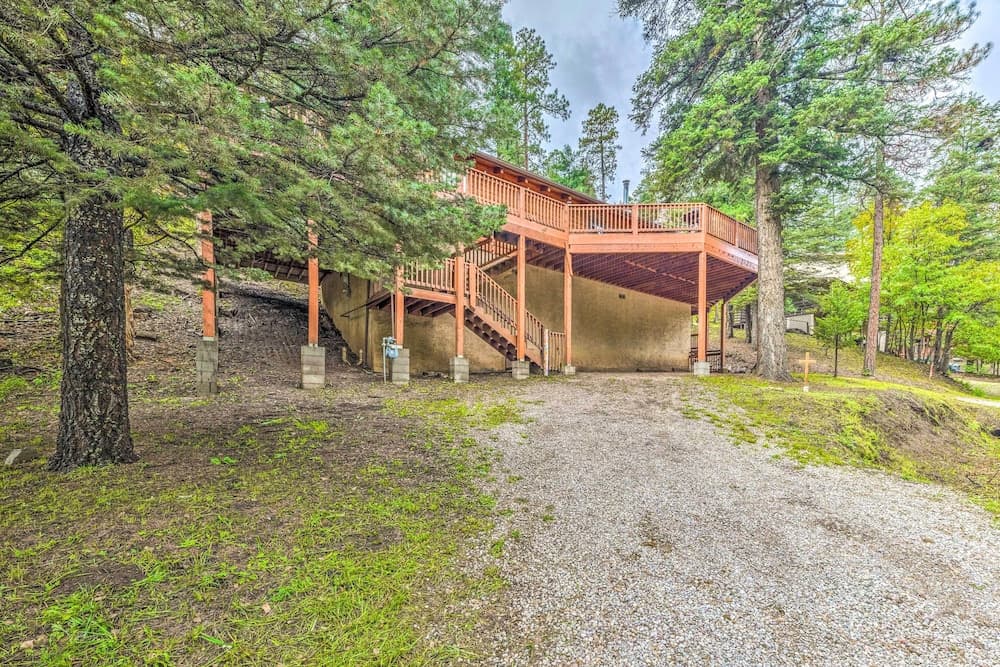 Updated Ruidoso Cabin w/ Spacious Deck & View