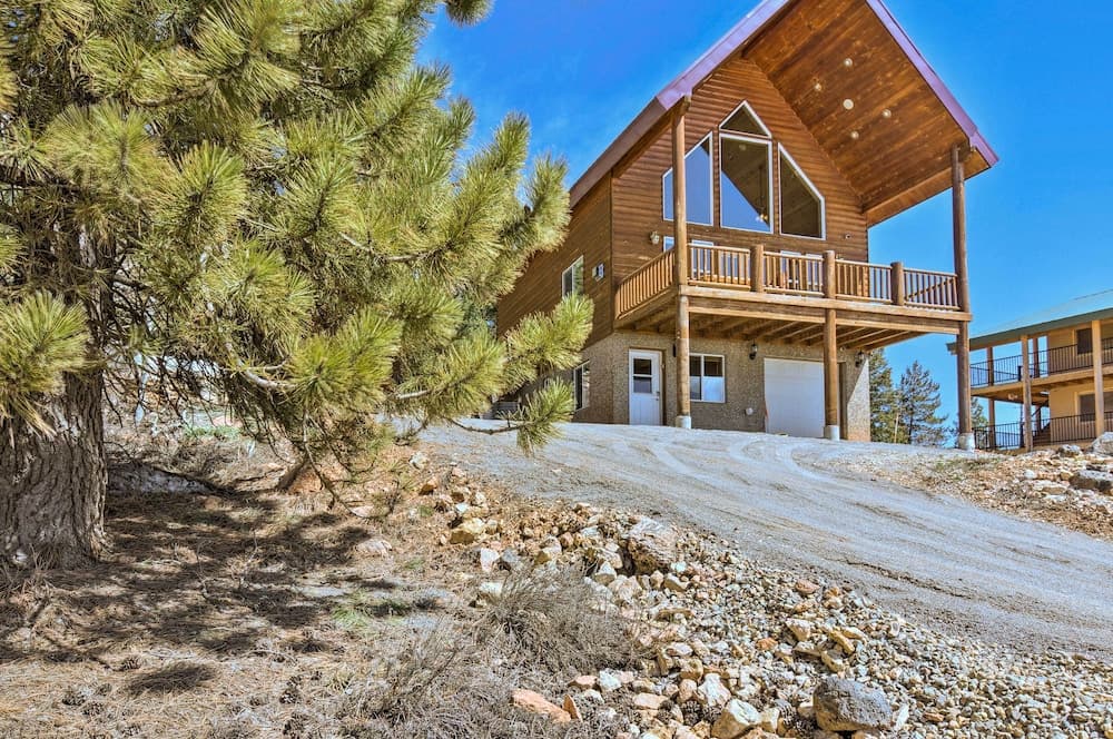 Whistling Woods Cabin: Meadow Views + Gas Grill!