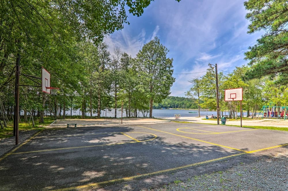 Fire Pit & Community Perks: Blakeslee Cottage!