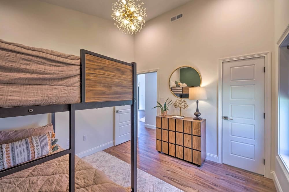 Upscale & Quiet Paducah Retreat on 15 Acres!